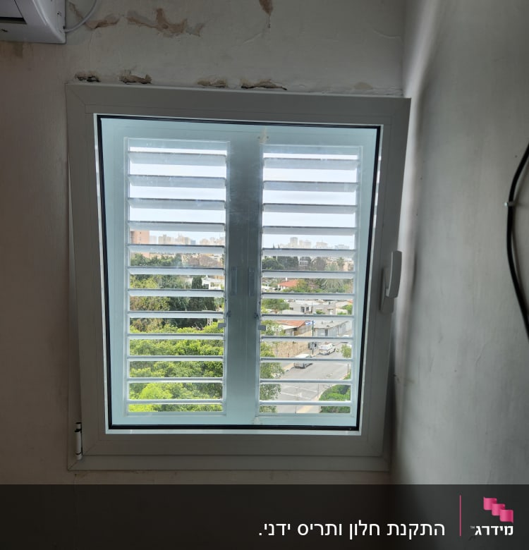 התקנת חלון ותריס ידני.